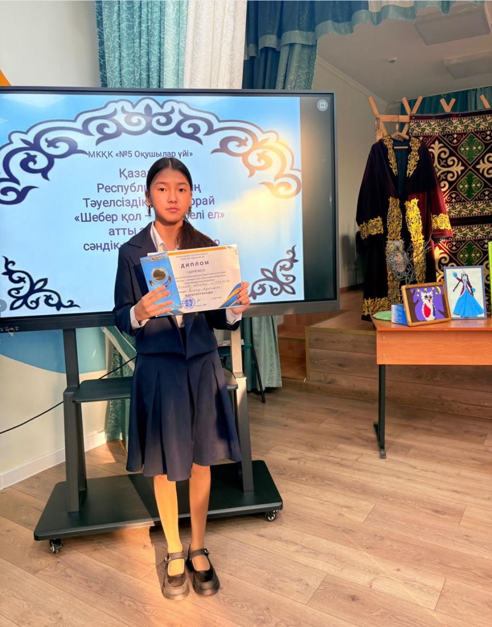 "Шебер қолдар шежіресі" тақырыбында өткен Алматы қаласы бойынша 1 орын иегері Болат Айару                                                         Победитель 1-го места по Алматы в теме «Летопись умелых рук» Болат Айару